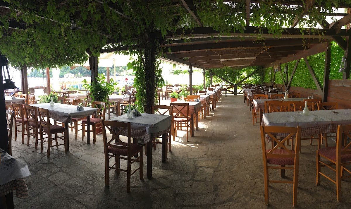 Restaurant Nautilus Cu Specific Grecesc — tavernă în Skala Panagia, Thassos